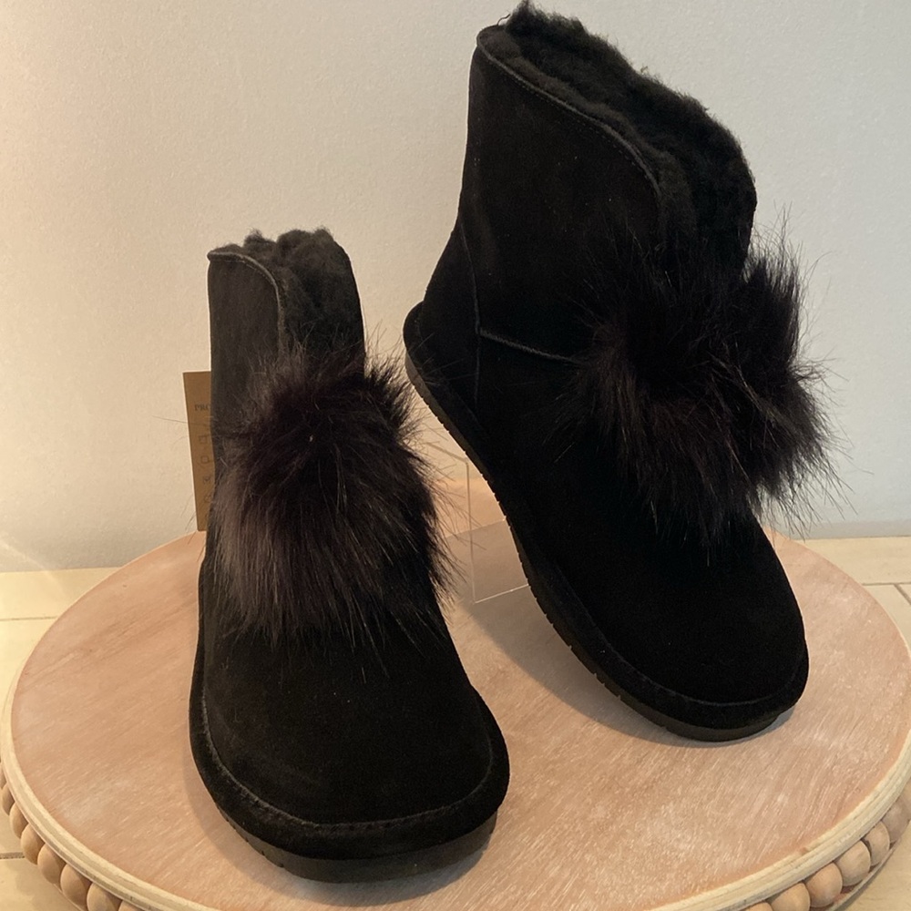 BearPaw Women’s Pull On Suede Pom Pom Sheepskin Boots Black Size 9M New - Picture 3 of 16